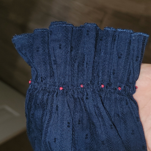 Velvet by Graham & Spencer Trudie Embroidered Smocked Top Size Medium Women's - Picture 8 of 9